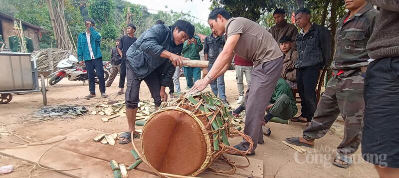 Người dân xã Thượng Trạch đang tiến hành làm trống