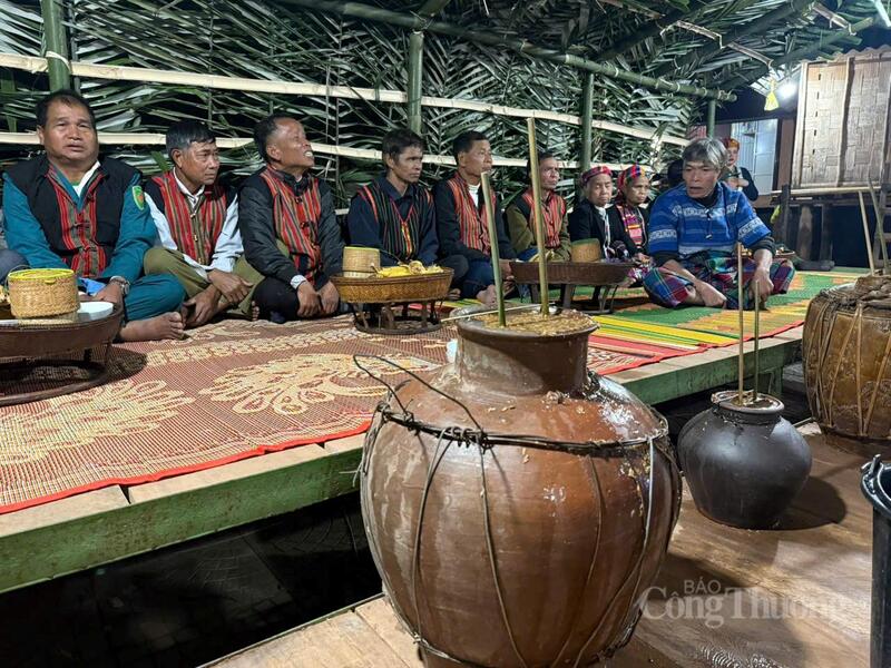 Già làng Đinh Xon cùng các bậc có uy tín trong cộng đồng tại mâm cúng làm lễ