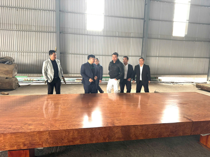 Ông Hà Tuấn Anh, Tổng Giám đốc Tập đoàn Tài Anh (thứ 2 từ trái qua) đang giới thiệu sản phẩm với đối tác. Ảnh: Đỗ Nga