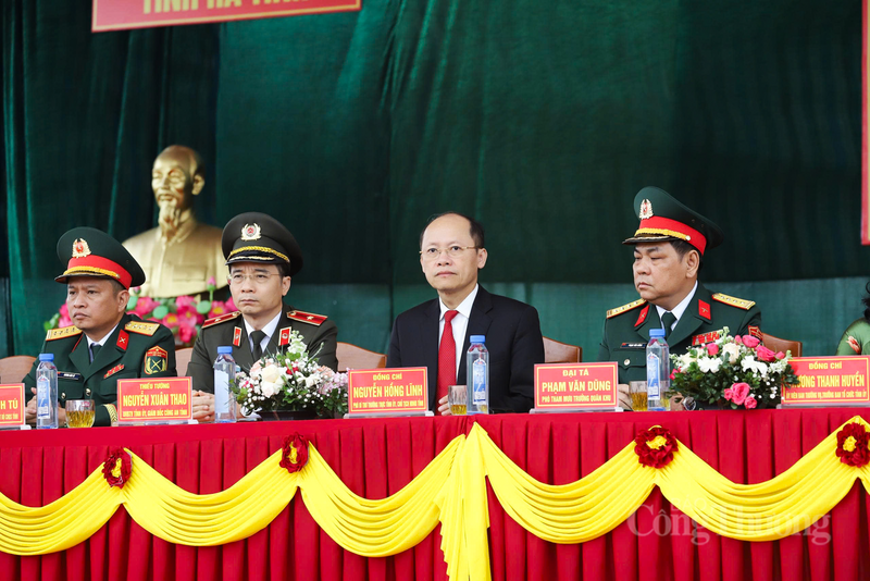 Đại tá Phạm Văn Dũng, Phó Tham mưu trưởng Quân khu 4; Thiếu tướng Nguyễn Xuân Thao, Giám đốc Công an tỉnh cùng lãnh đạo tỉnh Hà Tĩnh tham dự lễ giao nhận quân.