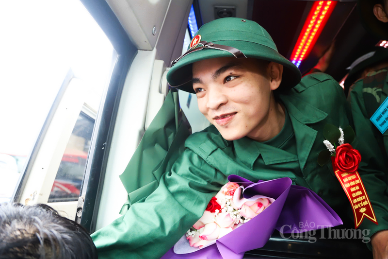 Nhiều tân binh hào hứng trong giây phút chia tay người thân.