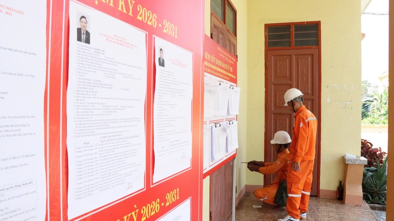Nhân viên điện lực tăng cường trực tại điểm bầu cử, bảo đảm nguồn điện vận hành an toàn, liên tục.