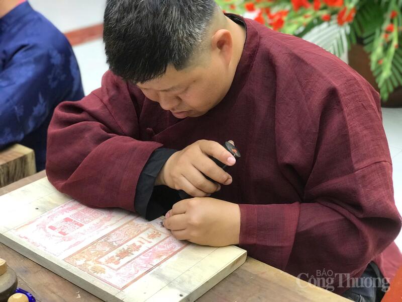 Kỹ thuật khắc in mộc bản đòi hỏi sự tỉ mỉ và công phu ở từng công đoạn. Ảnh: Bảo Thoa