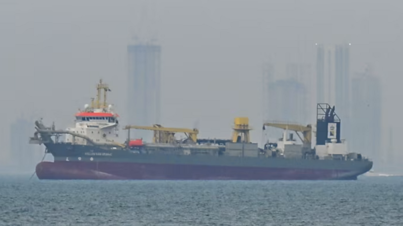 Một con tàu đang neo đậu ngoài khơi gần Dubai sau sự cố gián đoạn giao thông ở eo biển Hormuz. Ảnh: Getty Image