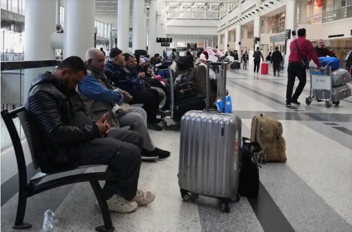 Nhiều nhóm hành khách thất vọng tại một nhà ga sân bay do tất cả các chuyến bay ở UAE bị hủy. Ảnh: X