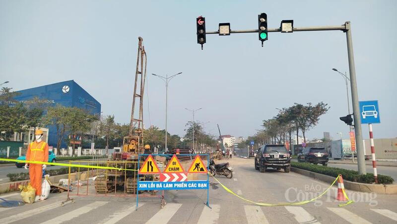 Tuyến đường Hoàng Minh Thảo đang được rào chắn để phục vụ thi công dự án chống ngập tại khu Ngoại giao đoàn.