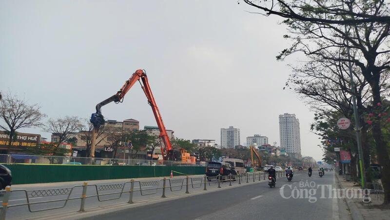 Song song việc thi công tại khu vực Ngoại giao đoàn, nhà thầu đang gấp rút hoàn thành hệ thống cống ngầm thoát nước trên đường Võ Chí Công đấu nối với sông Tô Lịch.