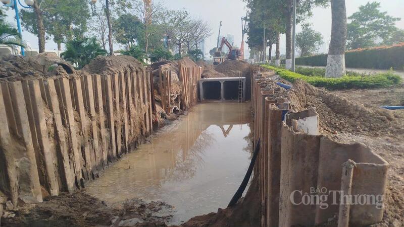 Tuyến cống từ Hoàng Minh Thảo, Võ Chí Công đến sông Tô Lịch (chiều dài 3,96km) đang được thi công, đào đất lòng kênh.
