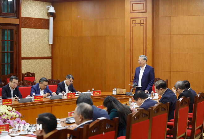Tổng Bí thư nhấn mạnh cần nâng cấp công tác đào tạo, bồi dưỡng từ “học để đủ chứng chỉ” sang “huấn luyện theo bài toán thực tiễn”, “thạo việc”. Ảnh: TTXVN