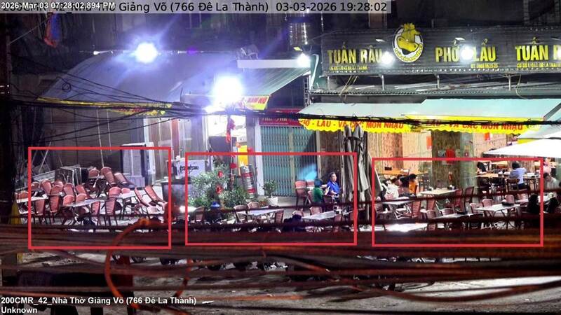 Cơ sở kinh doanh tại địa chỉ số 643 Đê La Thành (phường Giảng Võ) sử dụng trái phép vỉa hè để kinh doanh dịch vụ ăn uống. Ảnh: Công an Hà Nội