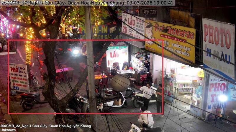 Sử dụng trái phép vỉa hè tại số 26 Cầu Giấy (phường Giảng Võ) để kinh doanh dịch vụ ăn uống. Ảnh: Công an Hà Nội