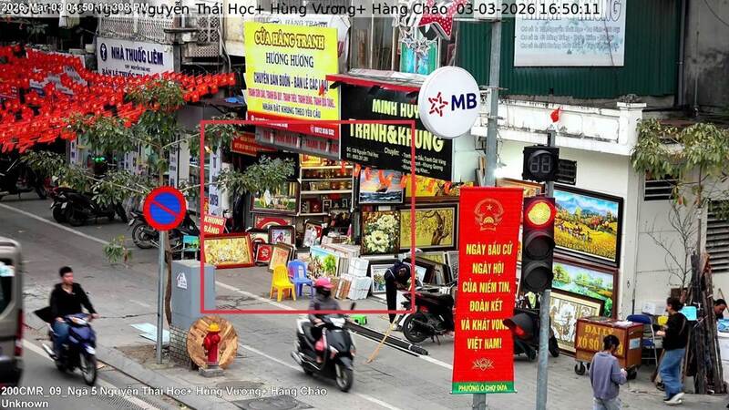 Cơ sở kinh doanh tại số 139 Nguyễn Thái Học (phường Văn Miếu - Quốc Tử Giám) sử dụng trái phép vỉa hè để bày bán hàng hóa. Ảnh: Công an Hà Nội