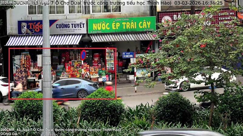 Cơ sở kinh doanh tạp hóa Cường Tuyết ở số 6 Ô Chợ Dừa (phường Ô Chợ Dừa) sử dụng trái phép vỉa hè để bày bán hàng hóa. Ảnh: Công an Hà Nội