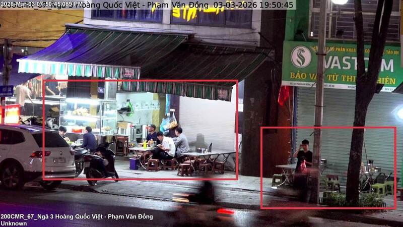 Sử dụng trái phép vỉa hè tại số 161 Phạm Văn Đồng (phường Xuân Đỉnh) để kinh doanh dịch vụ ăn uống. Ảnh: Công an Hà Nội