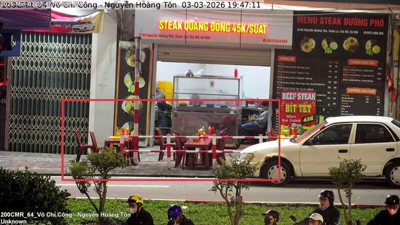 Khu vực vỉa hè số 69 Nguyễn Hoàng Tôn (phường Phú Thượng) bị chiếm dụng để kinh doanh dịch vụ ăn uống. Ảnh: Công an Hà Nội