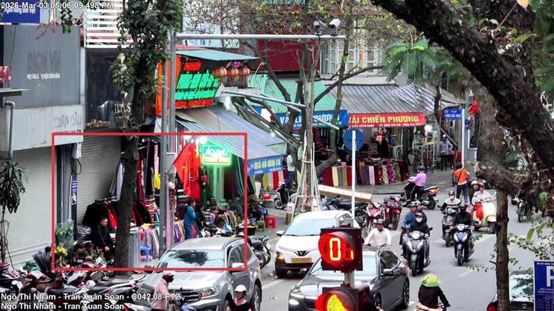 Sử dụng trái phép vỉa hè ở bên cạnh số 69 Trần Xuân Soạn (phường Hai Bà Trưng) để bày bán hàng hóa. Công an Hà Nội