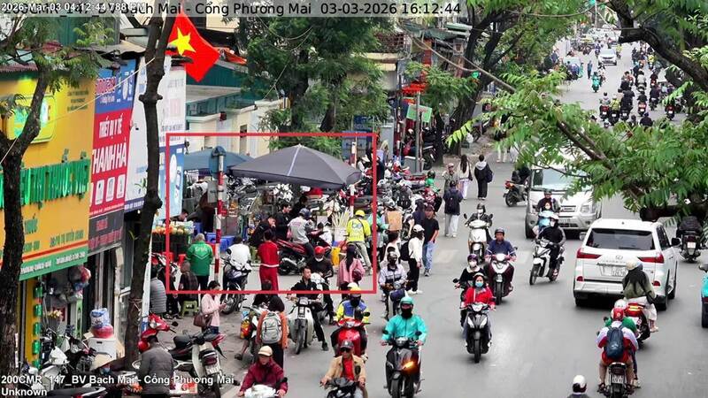 Vỉa hè tại đầu ngõ 15 phố Phương Mai (phường Kim Liên) bị chủ cơ sở sử dụng trái phép để bày bán hàng hóa, trông giữ phương tiện, không còn lối cho người đi bộ. Ảnh: Công an Hà Nội