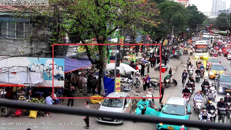 Đầu ngõ 15 phố Phương Mai (phường Kim Liên) bị sử dụng trái phép vỉa hè để bày bán hàng hóa, trông giữ phương tiện, không còn lối cho người đi bộ trên vỉa hè. Ảnh: Công an Hà Nội