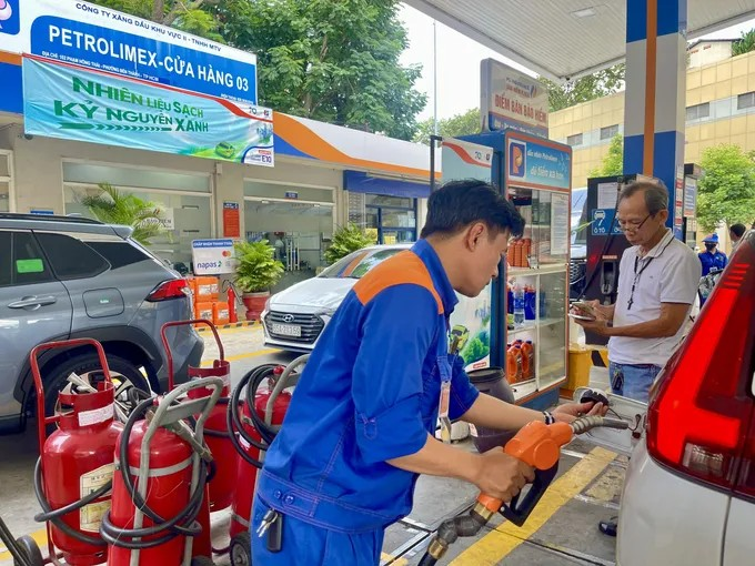 Chính phủ cần sớm xem xét thông qua dự thảo Nghị định quản lý xăng dầu mới để thay thế các nghị định hiện hành. Ảnh: M.P