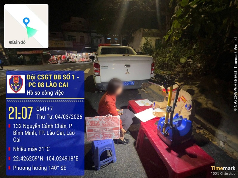 Lực lượng Cảnh sát giao thông xử lý trường hợp vi phạm an toàn giao thông đường sắt tại tỉnh Lào Cai trong tối ngày 4/3. Ảnh: Cục Cảnh sát giao thông