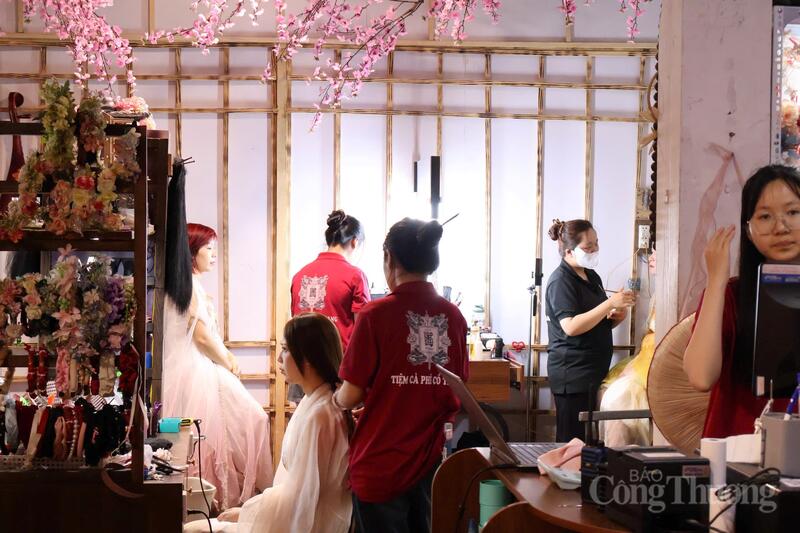 Đội ngũ trang điểm của quán hỗ trợ khách hàng tái hiện lại nét đẹp đặc trưng của người Việt xưa.