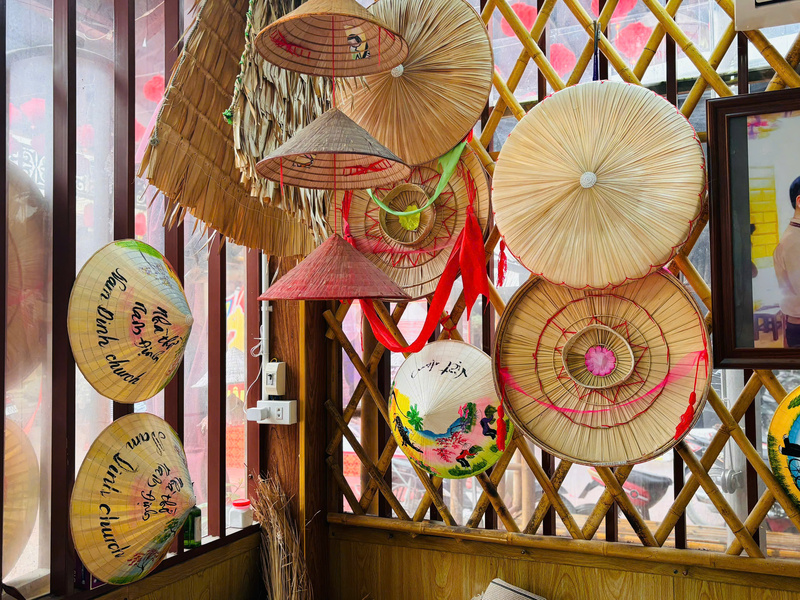 Nón lá làng Chuông (xã Thanh Oai, Hà Nội) đã tồn tại hàng trăm năm cùng ngôi làng cổ. Ảnh: Nhật Chi