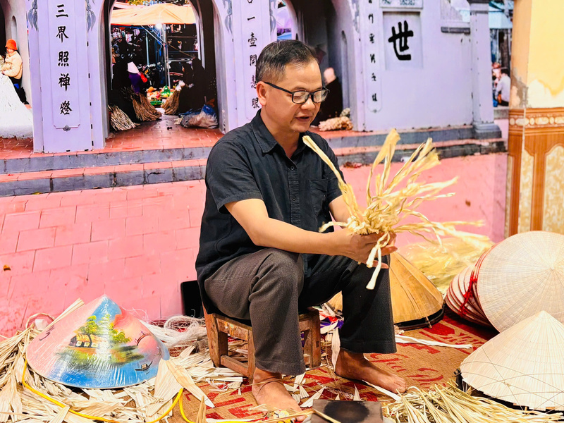 Ông Lê Văn Tuy - nghệ nhân làm nghề nón hơn nửa thế kỷ tại làng Chuông. Ảnh: Nhật Chi