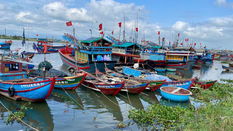 Ngư dân các xã vùng ven biển tạm gác lại chuyến biển để chuẩn bị tham gia ngày hội bầu cử sắp tới. Ảnh: Nguyễn Dương