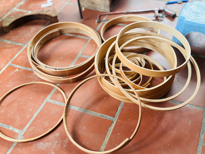 Vành tre (vành lồng) đã được uốn tròn - một trong những bộ phận quan trọng dùng để làm khung cho lồng chim thủ công. Ảnh: Nhật Chi