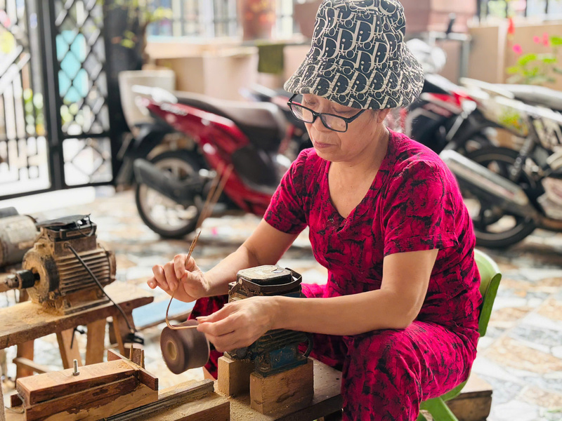 Bà Bùi Thị Thảo đang thực hiện công đoạn mài nhẵn. Ảnh: Nhật Chi