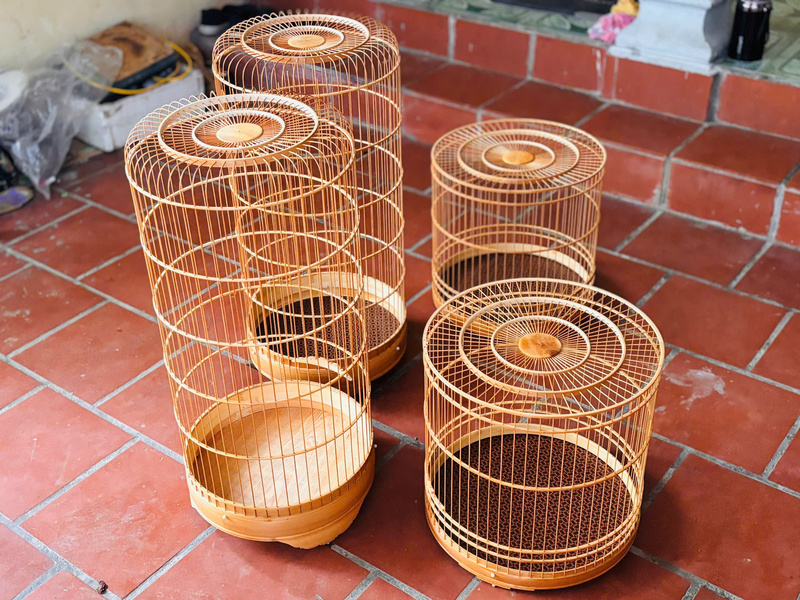 Những chiếc lồng chim thủ công của làng Canh Hoạch (làng Vác). Ảnh: Nhật Chi