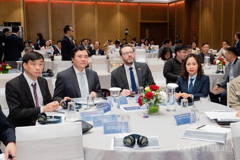 Thứ trưởng Nguyễn Sinh Nhật Tân, ngài Iain Frew và các đại biểu tham dự sự kiện.