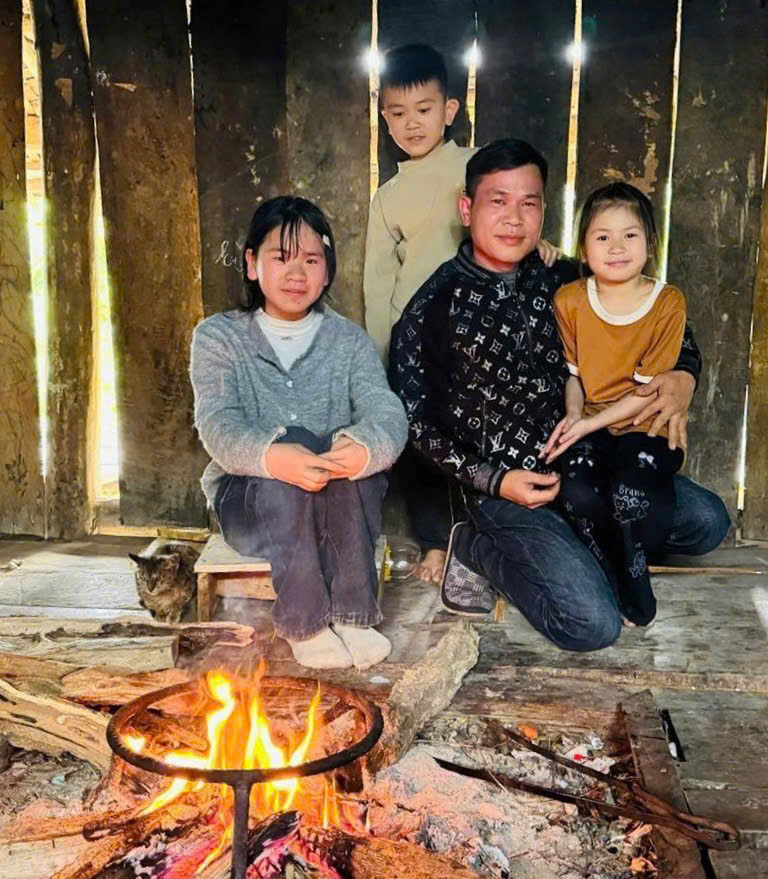 Anh Dỉ cùng 3 con ấm áp bên bếp lửa. Ảnh: Vinacomin