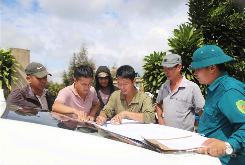 Người dân được hướng dẫn tham gia đo đạc, kiểm đếm. Ảnh: Minh An