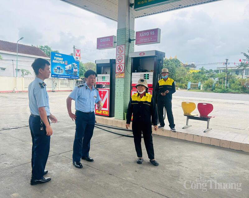 Song song với kiểm tra, lực lượng QLTT tăng cường công tác tuyên truyền đến các cửa hàng bán lẻ xăng dầu về chấp hành nghiêm các quy định trong kinh doanh xăng dầu.