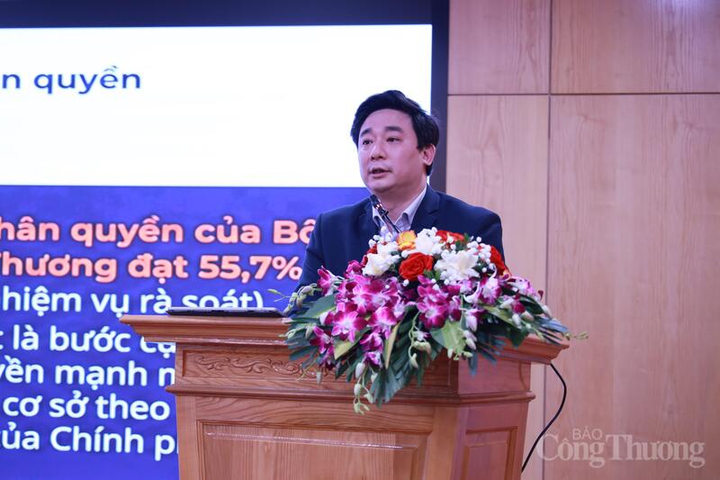 Ông Ngô Đức Minh, Vụ trưởng Vụ Pháp chế phát biểu tại hội nghị. Ảnh: Đồng Cường