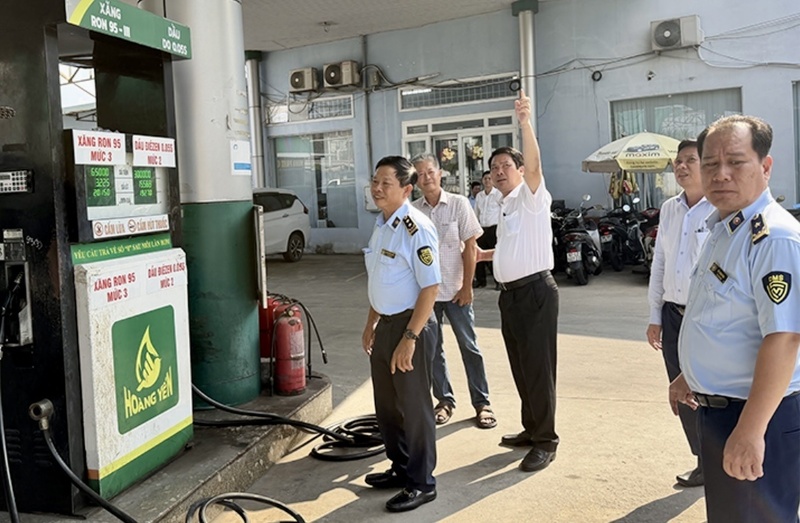 Kiểm tra thực tế tại một số cửa hàng kinh doanh xăng dầu trên địa bàn. Ảnh: Nam Hương