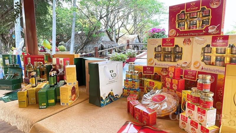 Sản phẩm của các doanh nghiệp được trưng bày tại buổi làm việc.