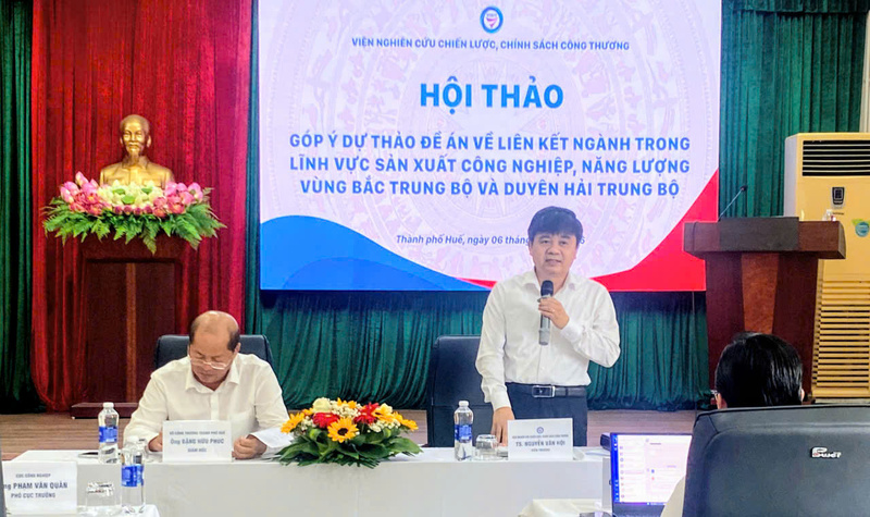 Trao đổi tại hội thảo “Góp ý dự thảo đề án về liên kết ngành trong lĩnh vực sản xuất công nghiệp, năng lượng vùng Bắc Trung Bộ và Duyên hải Trung bộ. Ảnh: Nguyễn Tuấn