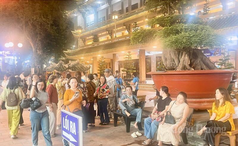 Du khách đến từ nhiều tỉnh, thành tới miếu Bà Chúa Xứ đầu năm