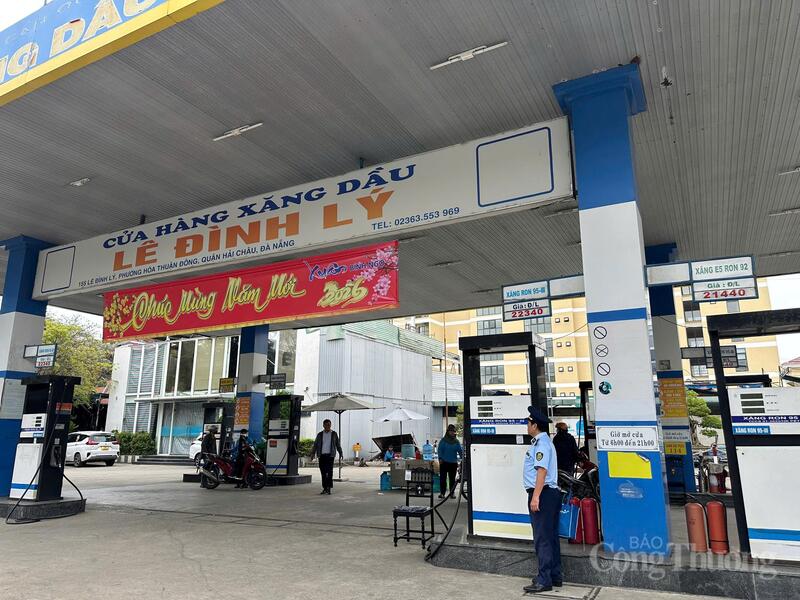 Các cửa hàng thông báo rõ thời gian bán hàng trong ngày.