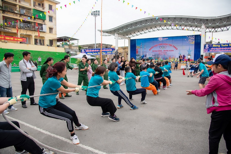 Các đội tham gia thi kéo co.
