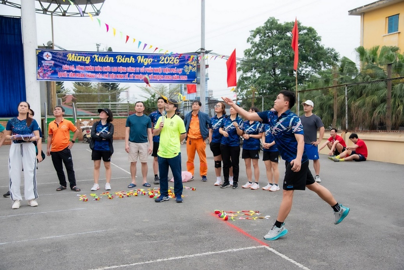 Các đội tham gia thi ném còn.