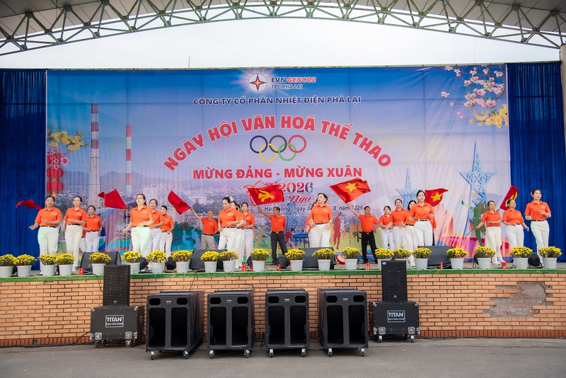 Tiết mục giao lưu của Đội văn nghệ Hội hưu trí Nhiệt điện Phả Lại & NPS.