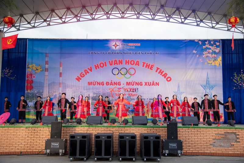 Các đội tham gia thi nhảy dân vũ.