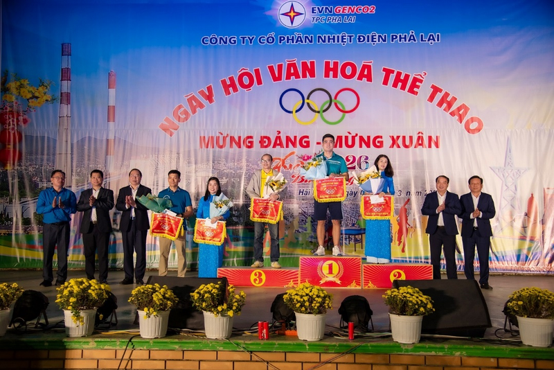 Ông Đỗ Đức Hùng – Chủ tịch Công đoàn Điện lực Việt Nam, ông Bùi Văn Thắng – Chủ tịch Công đoàn Tổng công ty Phát điện 2 và Ban lãnh đạo Công ty trao giải cho các đội đạt thành tích cao.