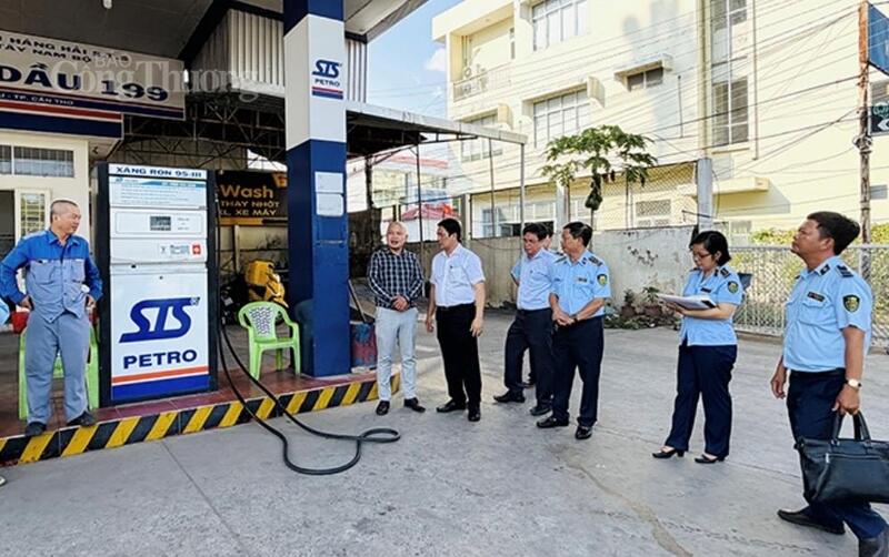 Tăng cường kiểm tra, giám sát hoạt động kinh doanh xăng dầu trên địa bàn. Ảnh: Nam Hương