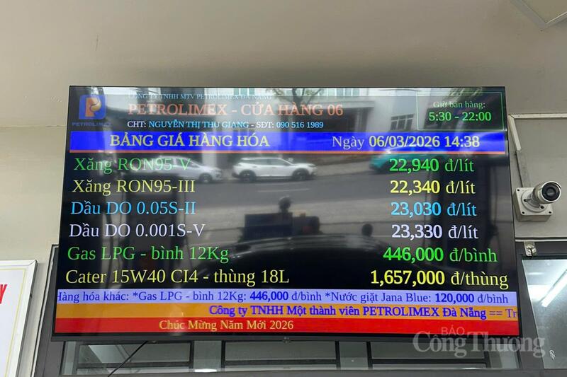 Các cây xăng Petrolimex đều có bảng thông báo niêm yết giá cụ thể, rõ ràng.