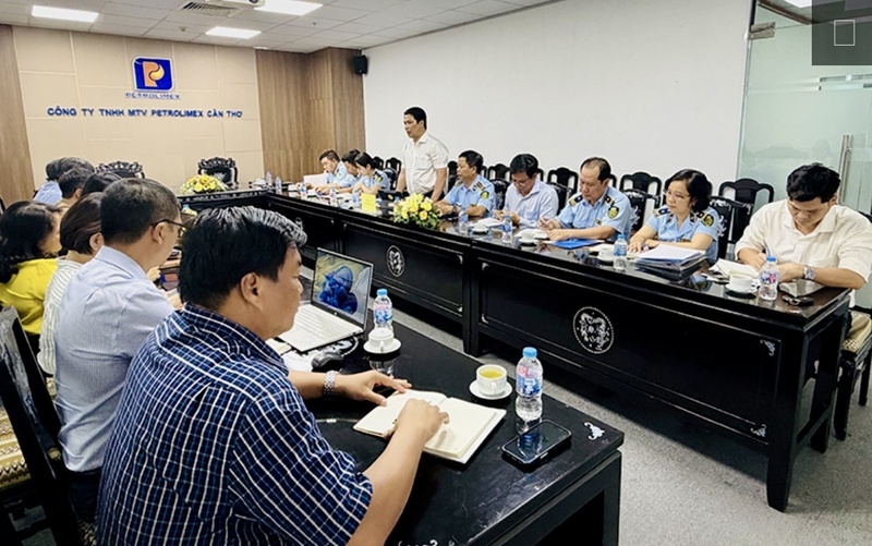 Sở Công Thương làm việc với Công ty TNHH MTV Petrolimex Cần Thơ đánh giá tình hình xăng dầu. Ảnh: Nam Hương
