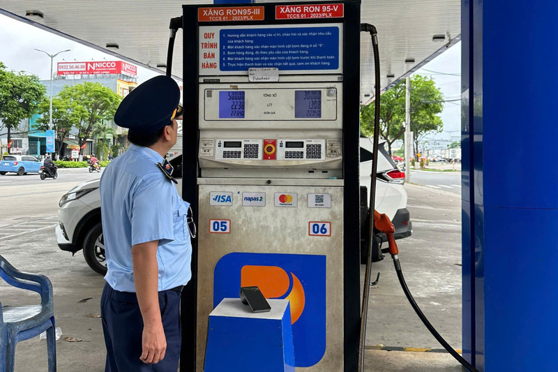 Lực lượng QLTT TP. Đà Nẵng kiểm tra, giám sát chặt việc tuân thủ các quy định kinh doanh xăng dầu tại các cửa hàng bán lẻ xăng dầu. Ảnh: Bình An